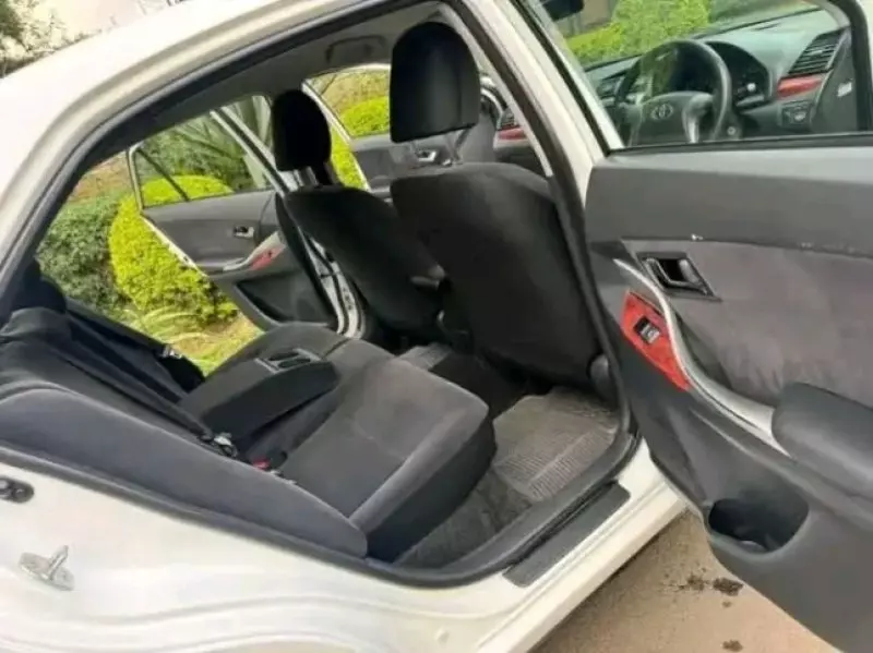 Toyota Premio    - 2011