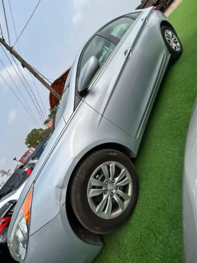 Hyundai Sonata   - 2012