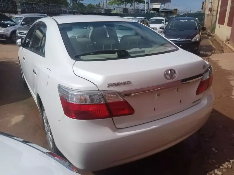 Toyota Premio    - 2010