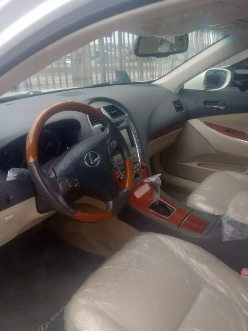Lexus ES 350   - 2010