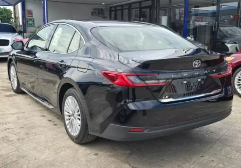 Toyota Camry   - 2025