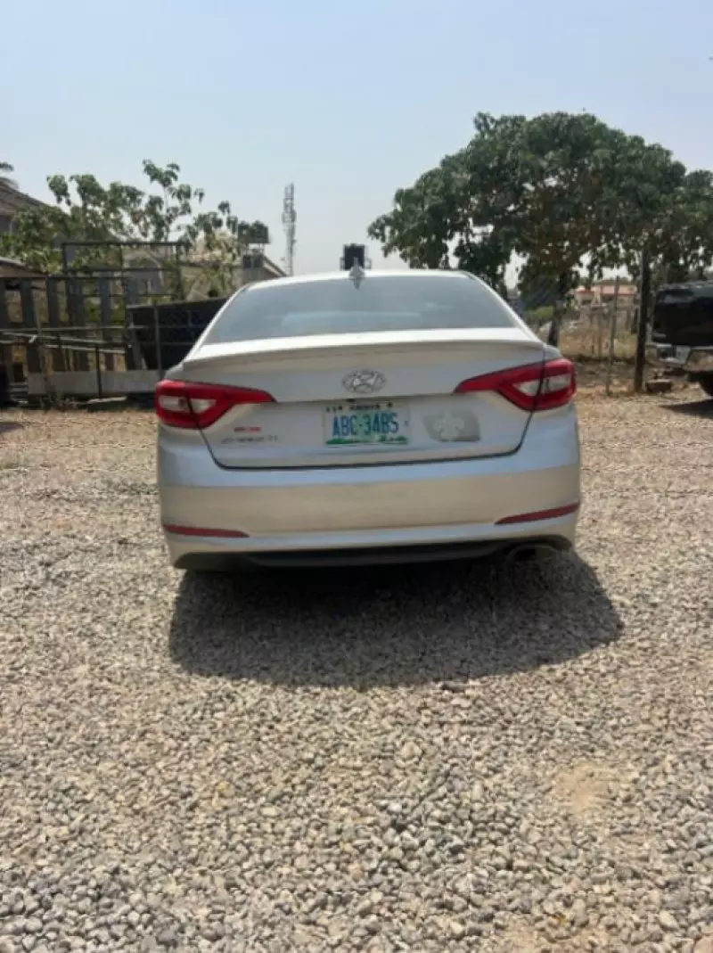 Hyundai Sonata   - 2012