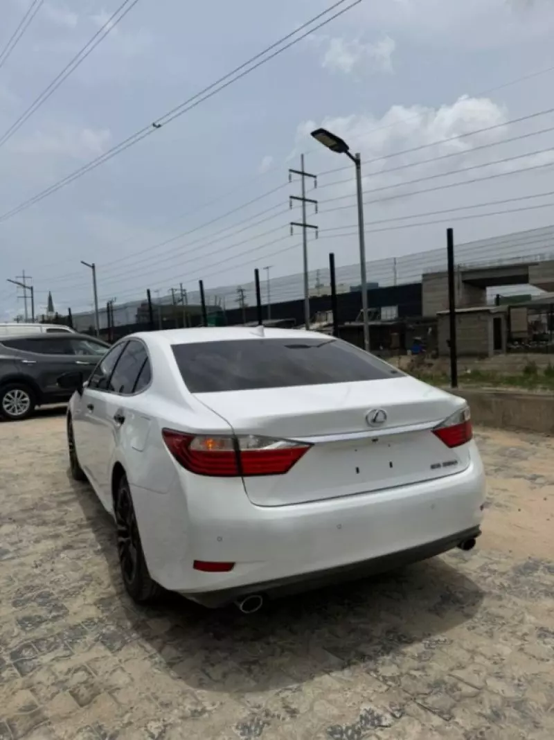 Lexus ES   - 2015