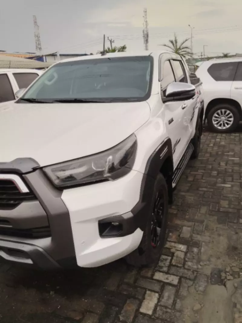 Toyota Hilux Revo    - 2019