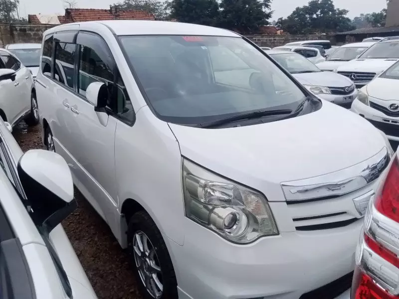 Toyota Noah   - 2012