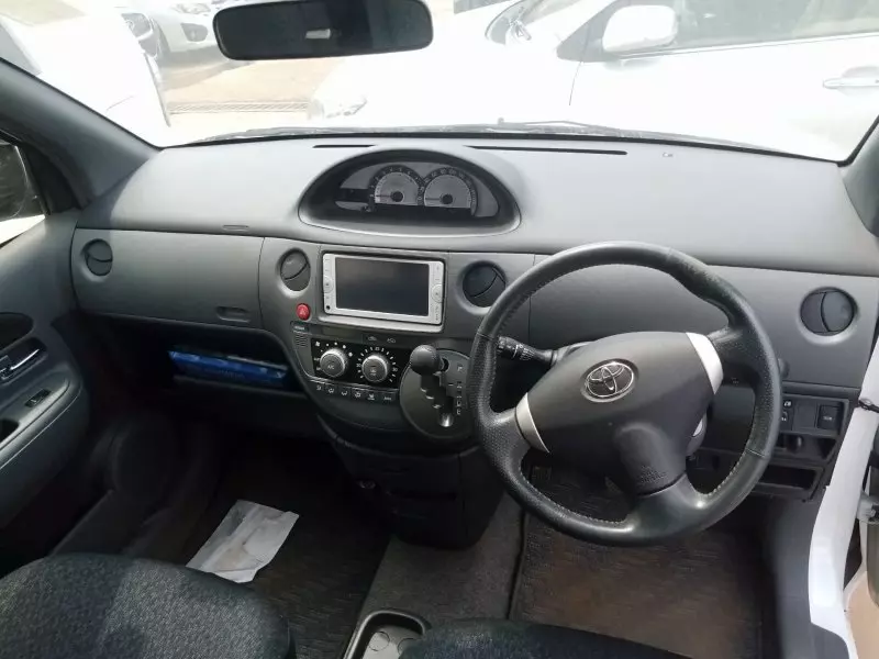 Toyota Sienta   - 2012
