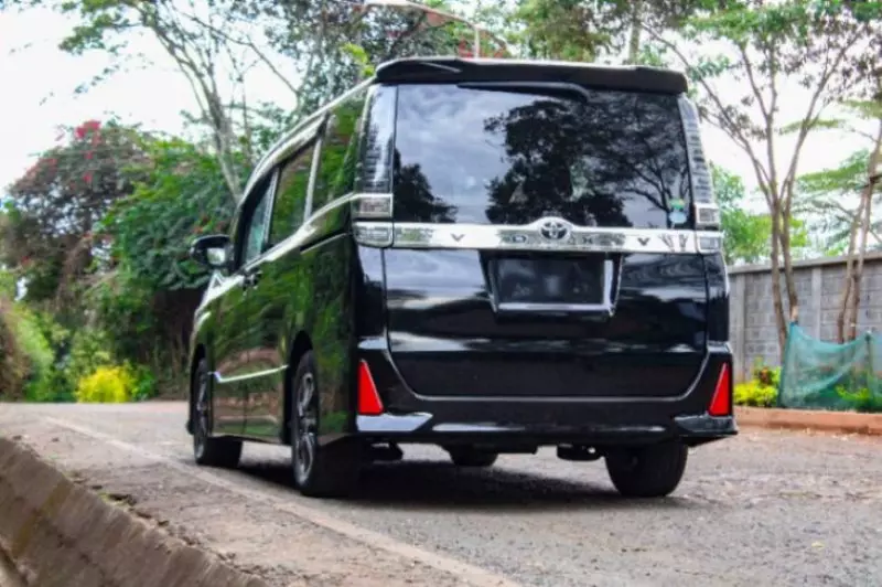 Toyota Voxy    - 2018