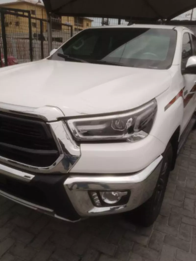 Toyota Hilux   - 2024