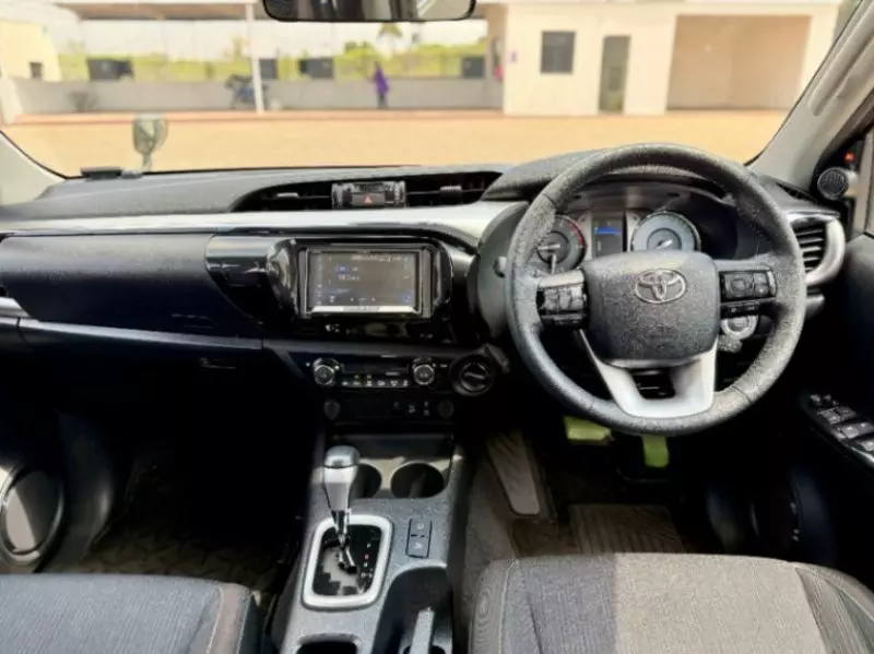 Toyota Hilux    - 2021