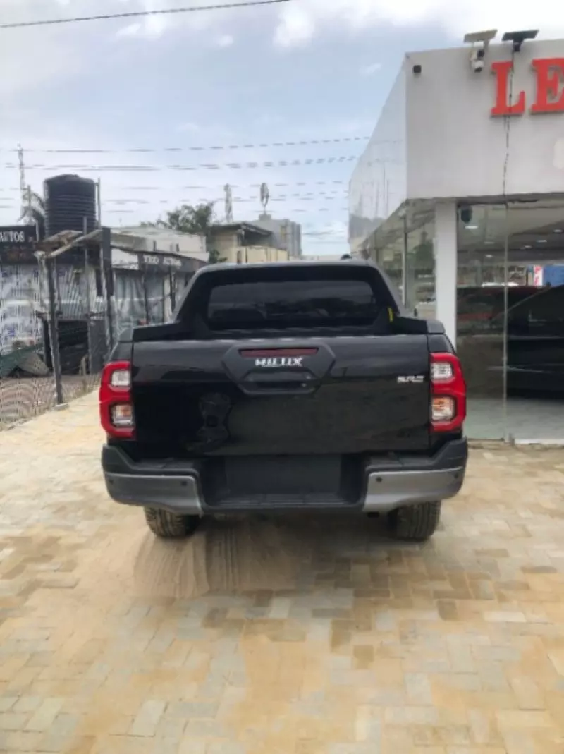 Toyota Hilux   - 2024