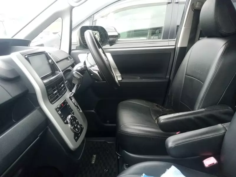 Toyota Noah   - 2012