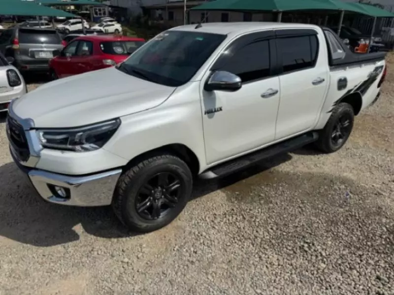 Toyota Hilux   - 2023