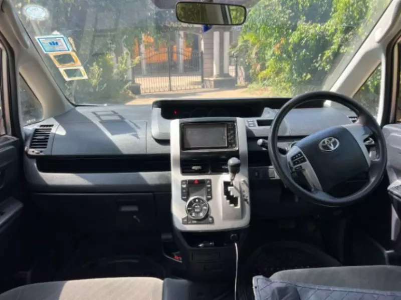 Toyota Noah   - 2012