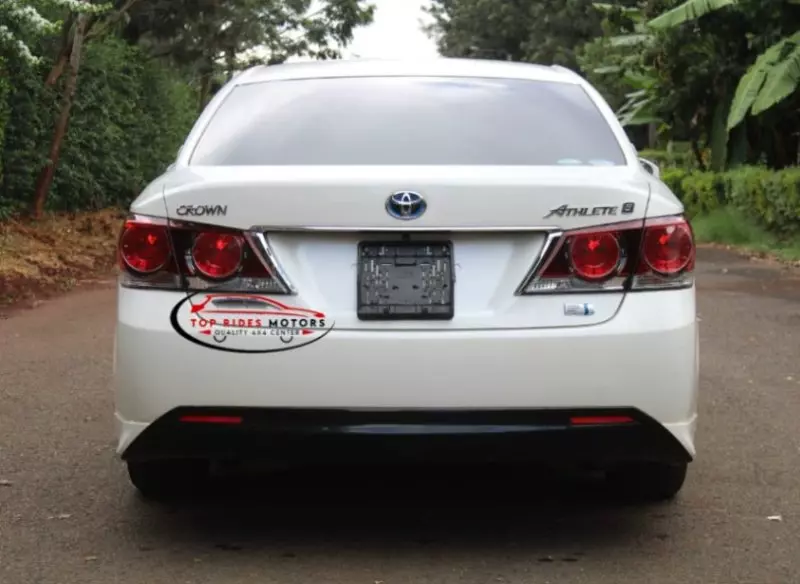 Toyota Crown   - 2016