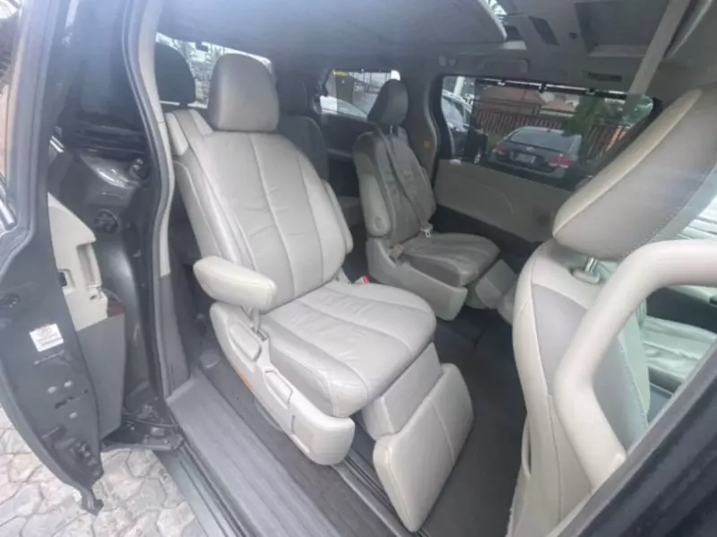 Toyota Sienna   - 2010