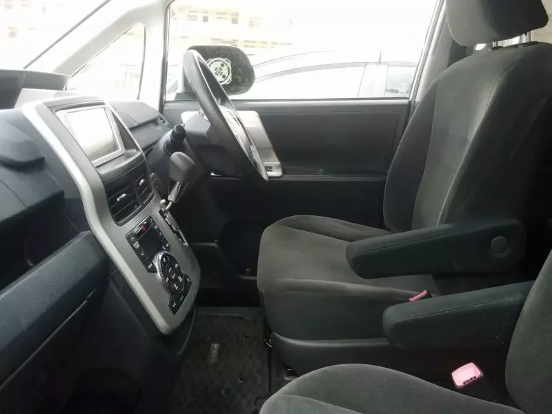 Toyota Noah   - 2012