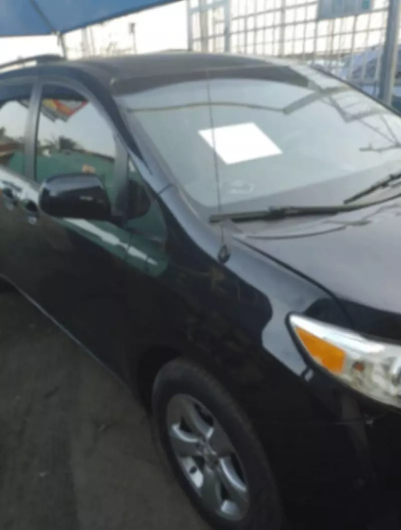 Toyota Sienna   - 2011