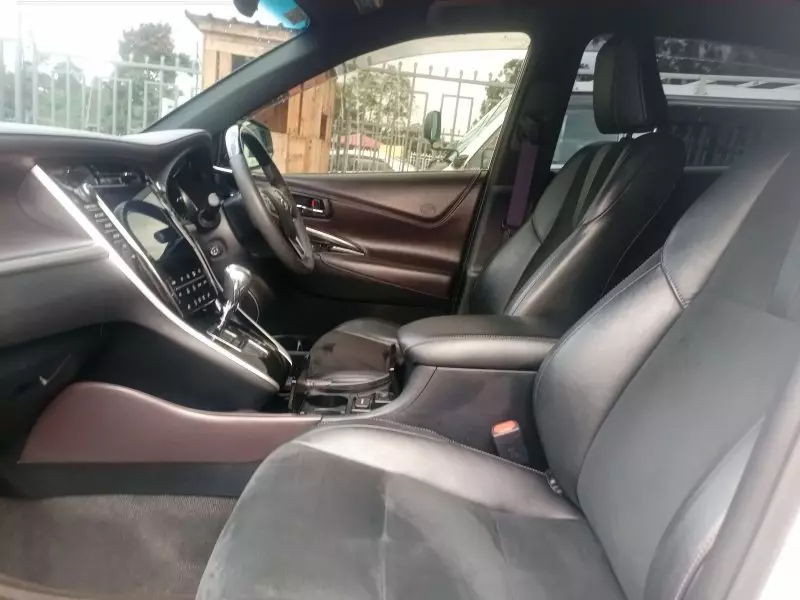 Toyota Harrier   - 2016