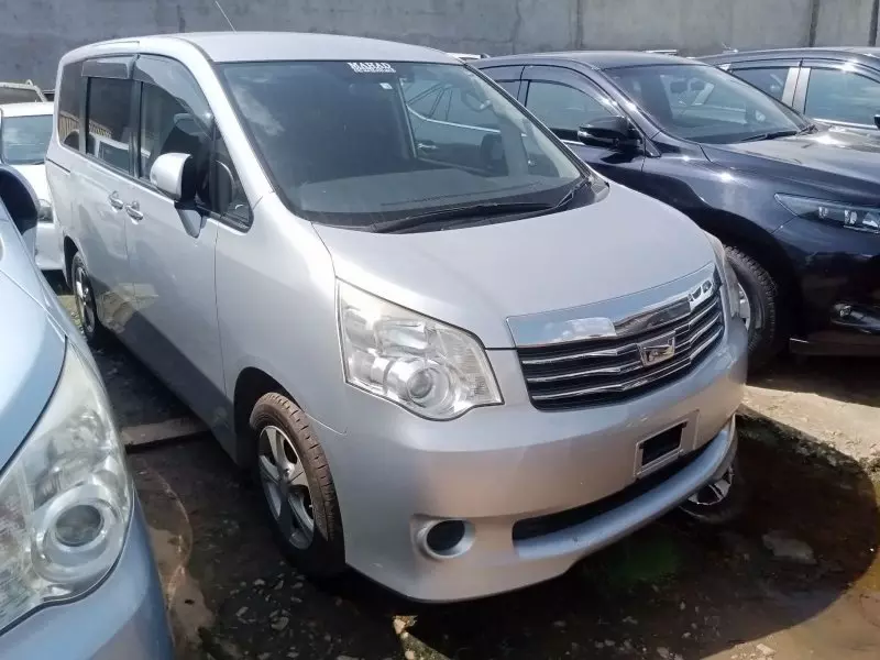 Toyota Noah   - 2012