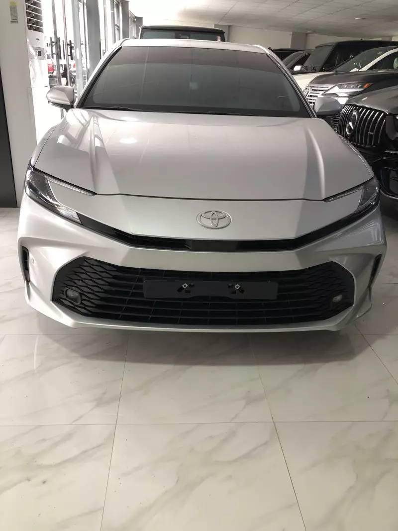Toyota Camry   - 2025