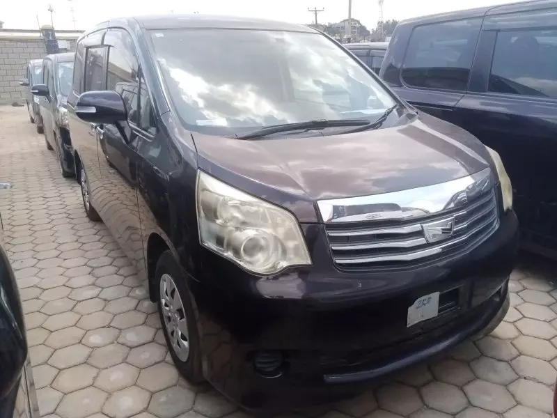 Toyota Noah   - 2013