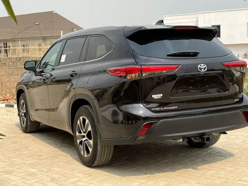Toyota Highlander   - 2021