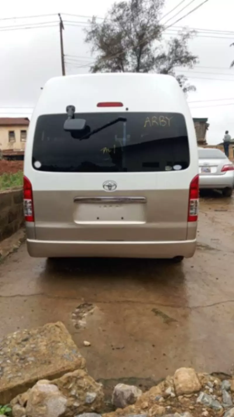 Toyota Hiace   - 2014