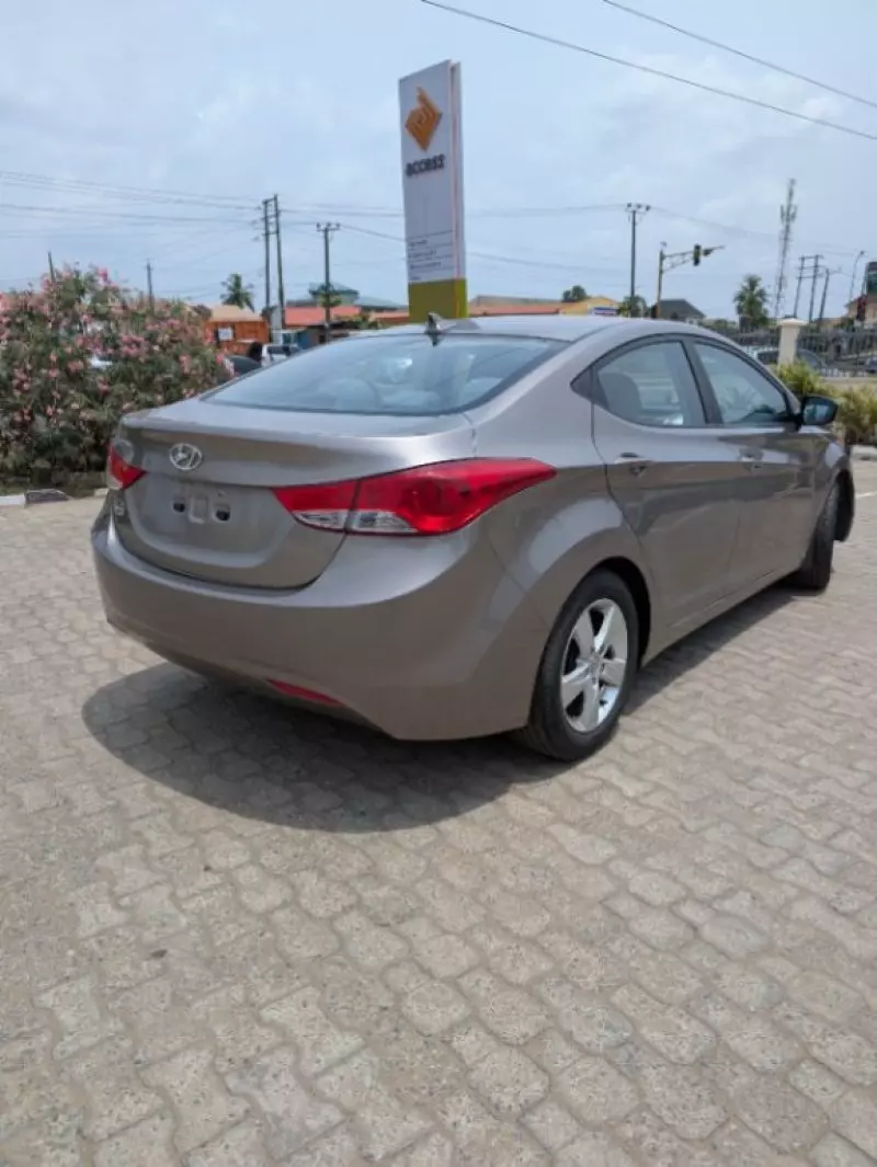 Hyundai Elantra   - 2012