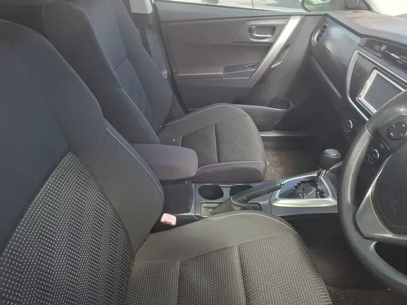 Toyota Auris Hybrid   - 2012