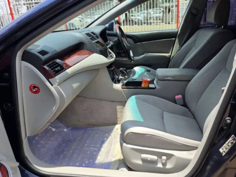 Toyota Crown   - 2011