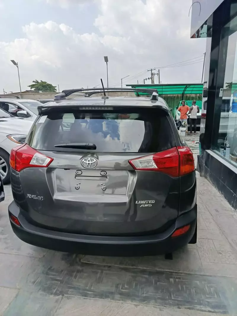 Toyota RAV 4   - 2015