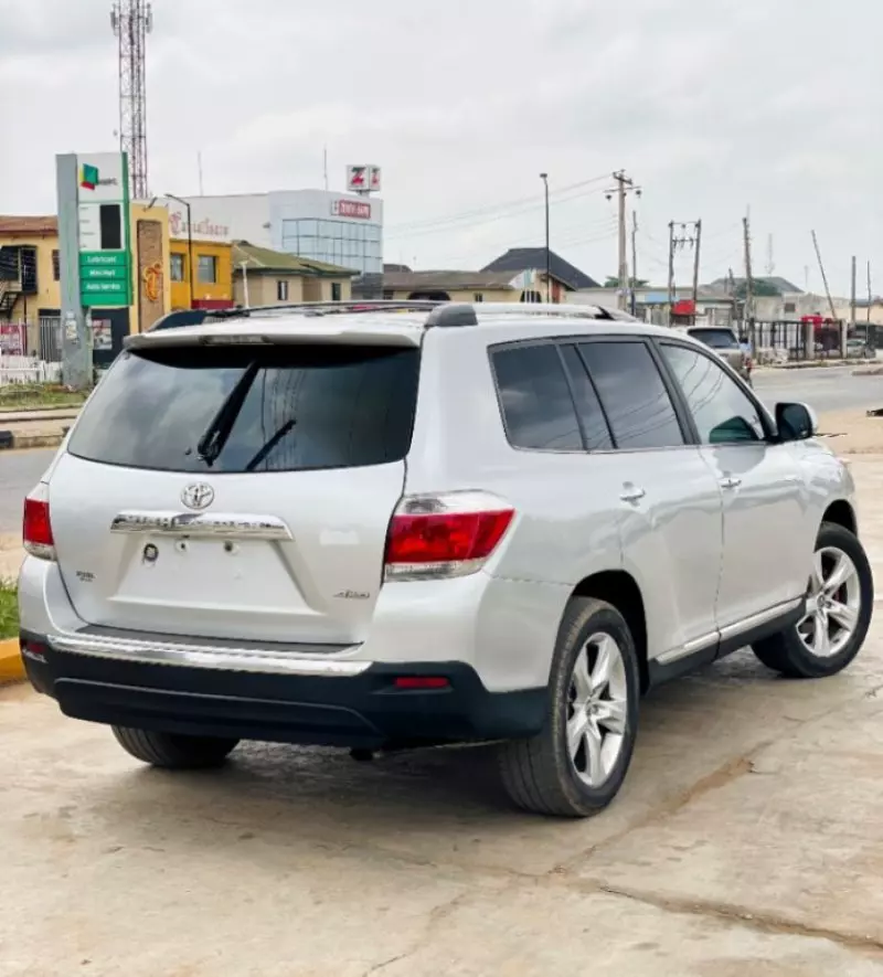 Toyota Highlander   - 2013