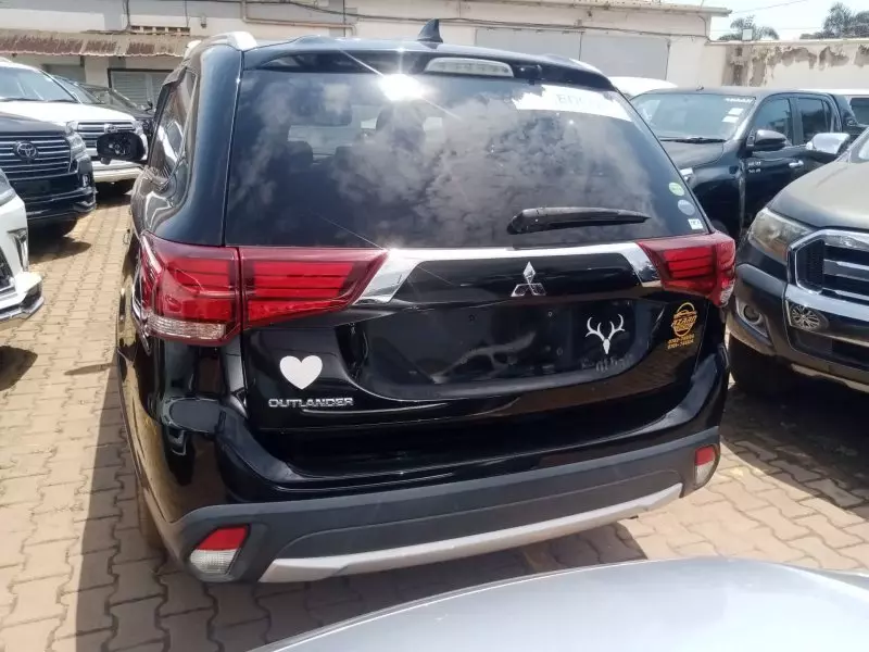 Mitsubishi Outlander hybrid    - 2012