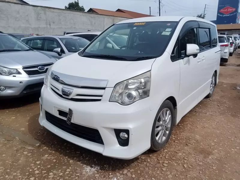 Toyota Noah   - 2012