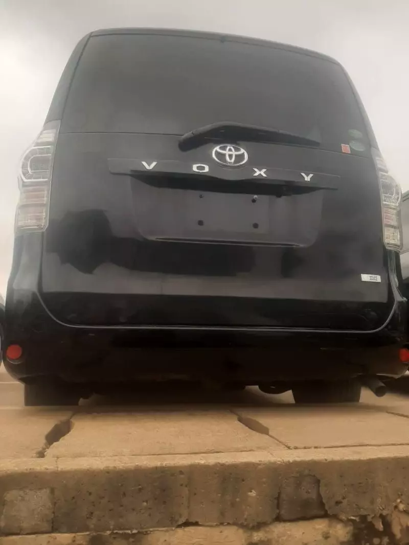 Toyota Voxy    - 2010
