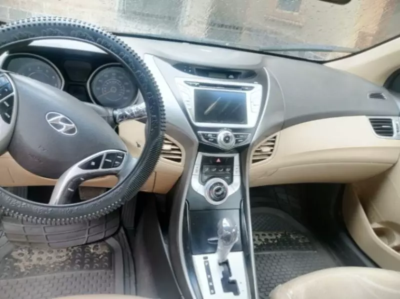 Hyundai Elantra   - 2011