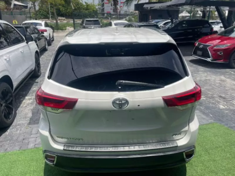 Toyota Highlander   - 2016