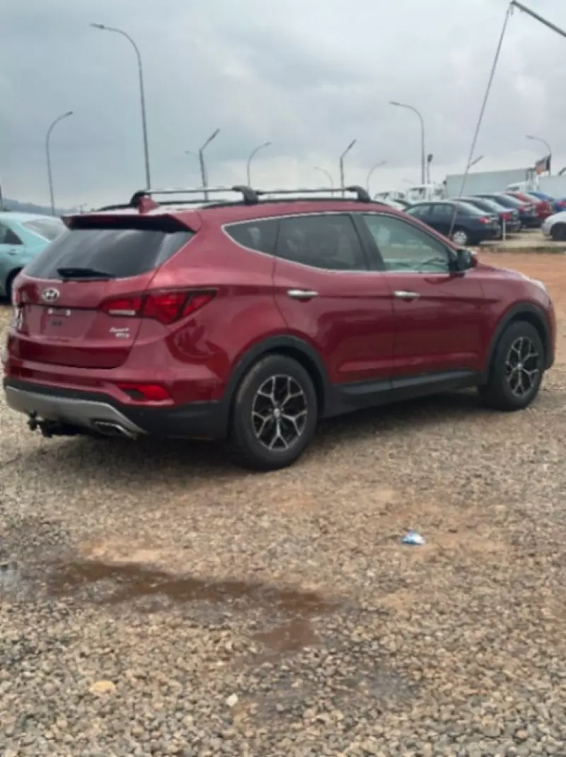 Hyundai Santa Fe   - 2017
