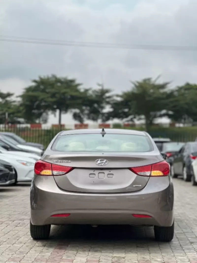 Hyundai Elantra   - 2011