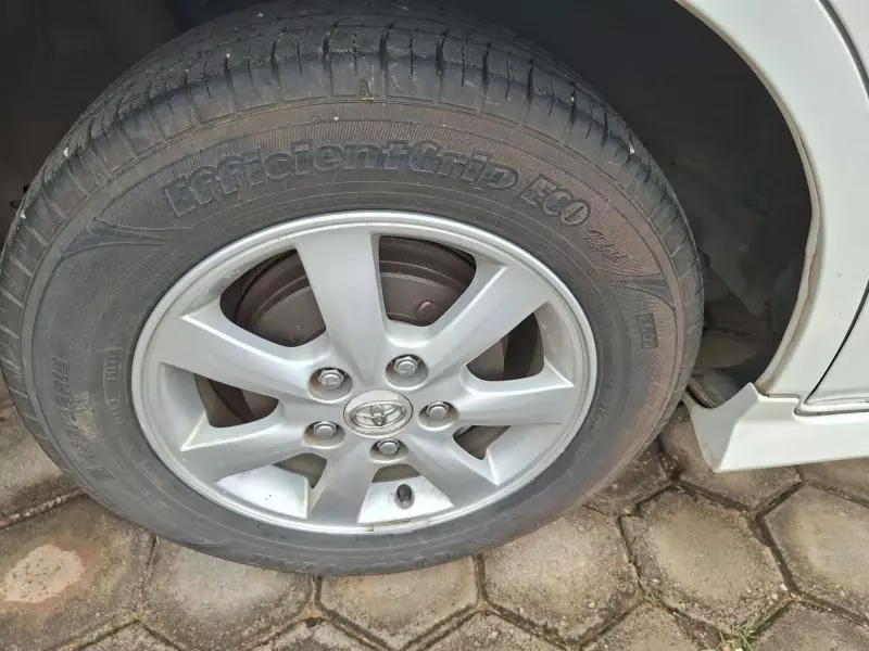 Toyota Noah   - 2012