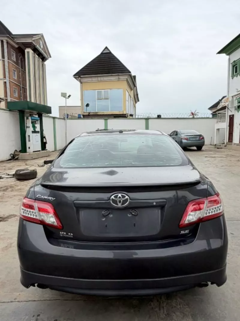 Toyota Camry   - 2011