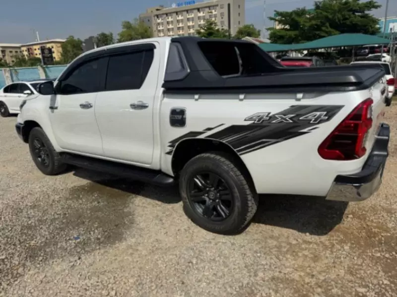 Toyota Hilux   - 2023