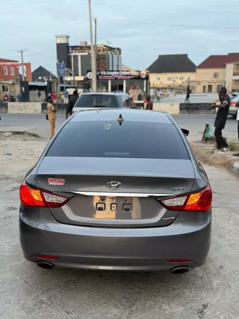 Hyundai Sonata   - 2011
