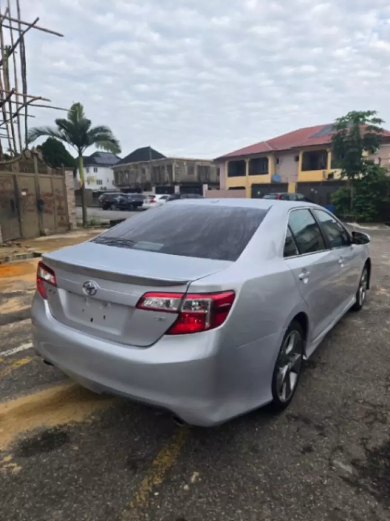 Toyota Camry   - 2012