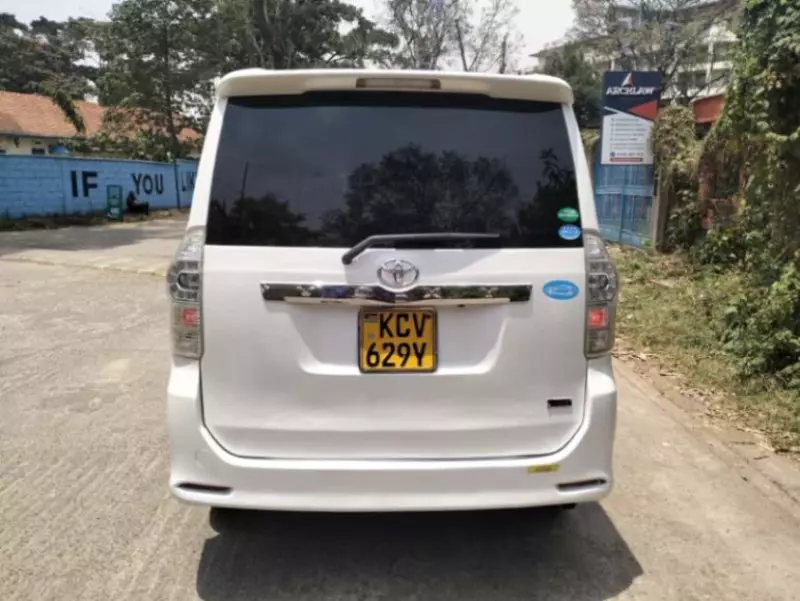 Toyota Voxy    - 2012