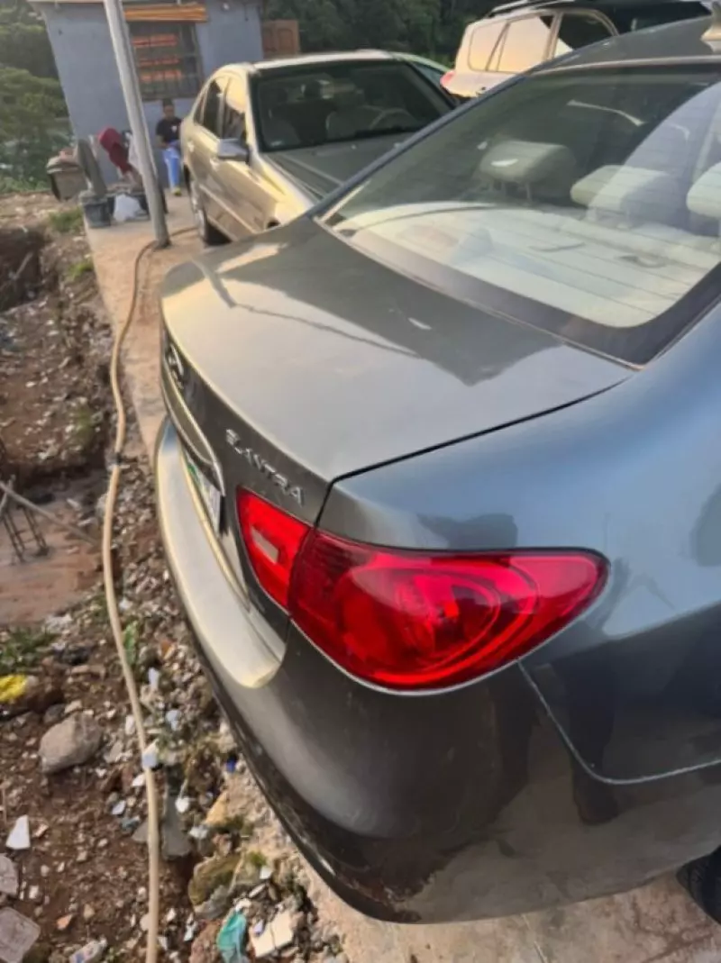 Hyundai Elantra   - 2010