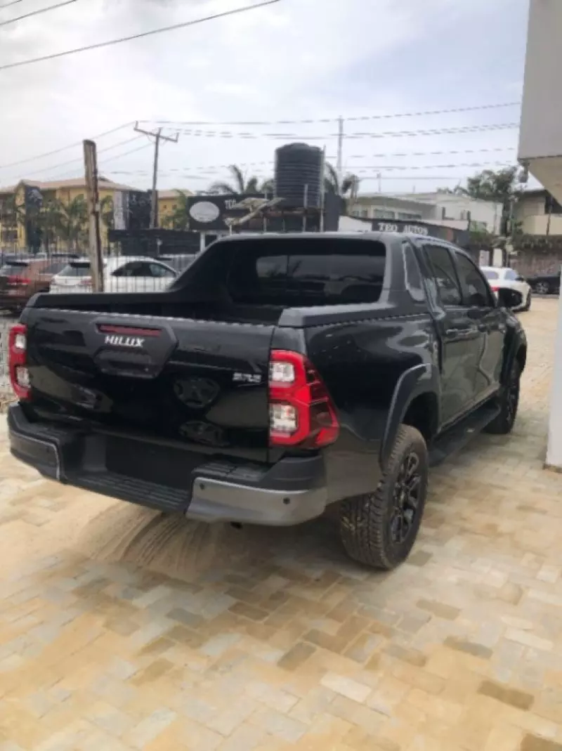 Toyota Hilux   - 2024