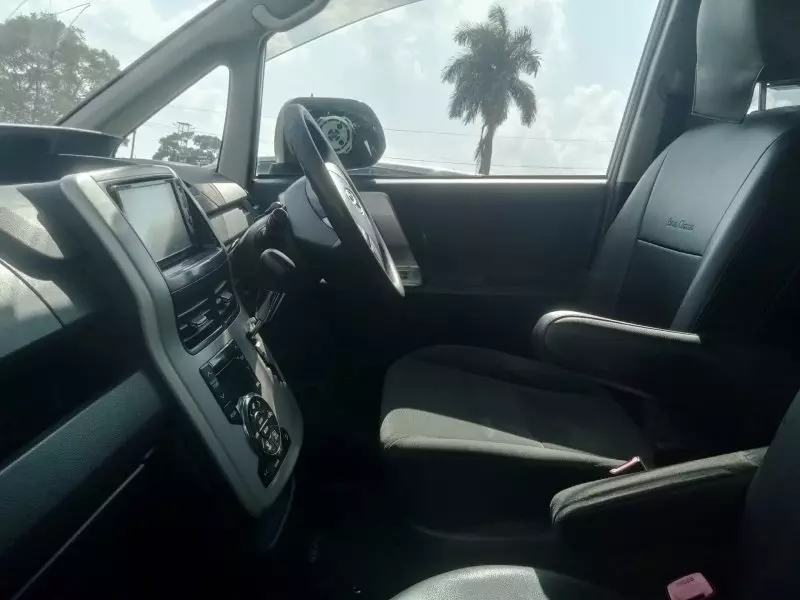 Toyota Noah   - 2011
