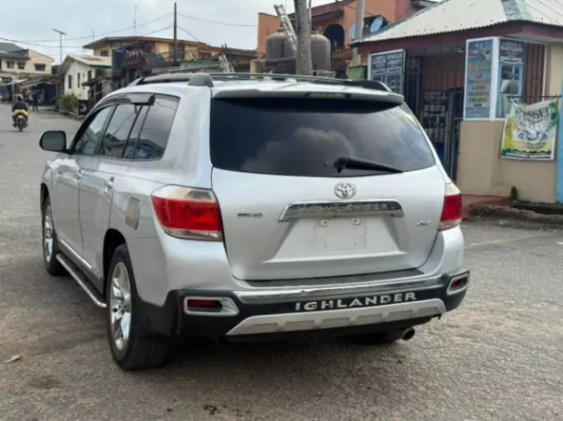 Toyota Highlander   - 2011