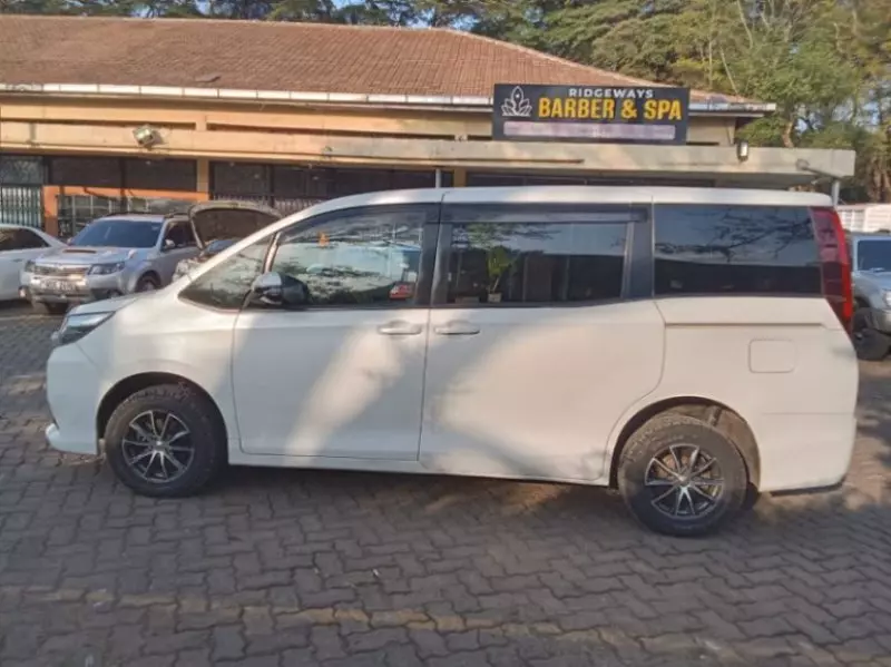 Toyota Noah   - 2015
